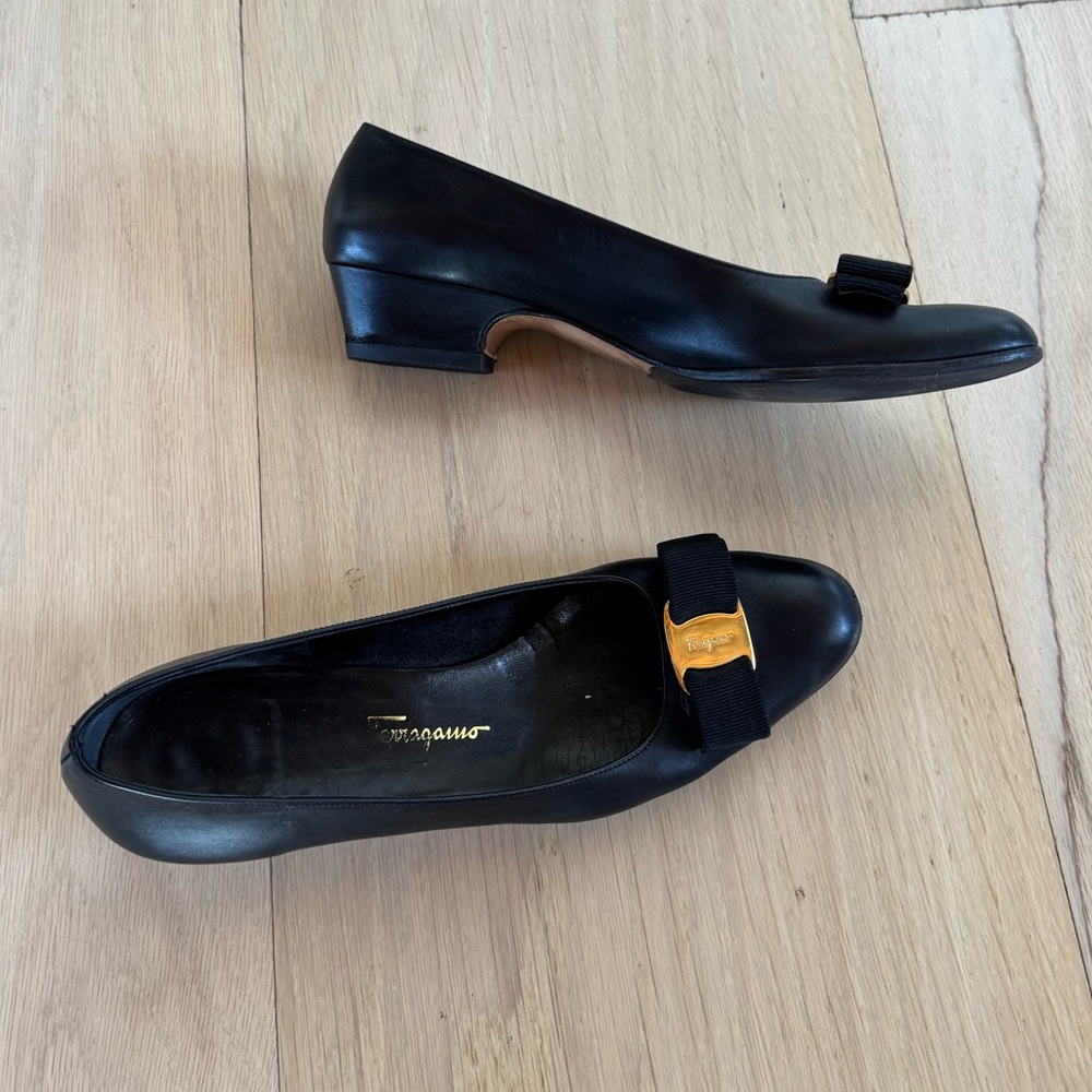 Salvatore Ferragamo Womens Black Patent Vara Pumps Black Goldtone Bow Size 8.5 - Picture 5 of 6